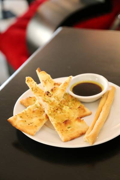 แป้งพิซซ่าให้รองท้องก่อนโมโหหิว ที่ ร้านอาหาร Buono Bistro