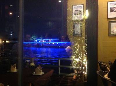 วิวจากในห้องกระจก ที่ ร้านอาหาร The Deck by the River