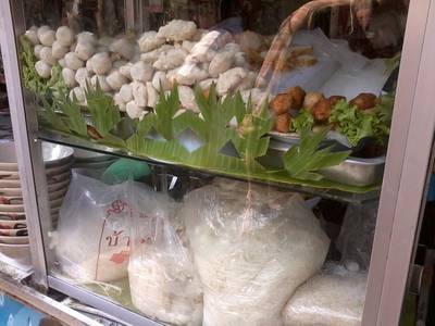 ลุกชิ้นปลาทำเอง ที่ ร้านอาหาร สมบูรณ์พานิช