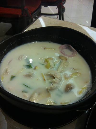 ต้มข่าไก่ ที่ ร้านอาหาร Fai sor Kam (อาหารเหนือ)
