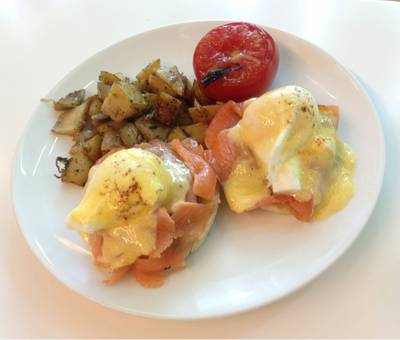 Eggs Benedict Smoked Salmon ที่ ร้านอาหาร Dean & Deluca ช่องนนทรี