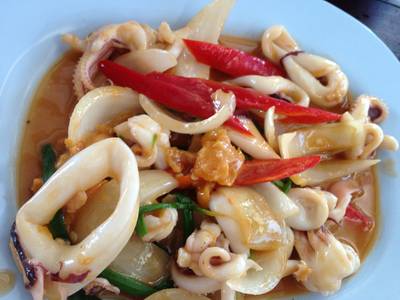 ปลาหมึกผัดไข่เค็ม ที่ ร้านอาหาร มงคลฟาร์ม