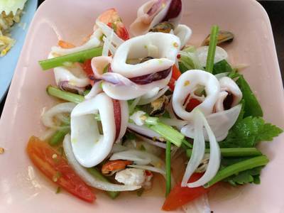 ยำรวมมิตรทะเล ที่ ร้านอาหาร มงคลฟาร์ม