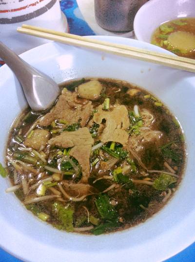ก๋วยเตี๋ยวเนื้อสด ลูกชิ้นเอ็น ที่ ร้านอาหาร โกเด้ง ปากน้ำ