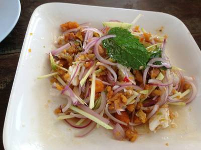 ยำไข่ปู เนื้อปู ที่ ร้านอาหาร มงคลฟาร์ม