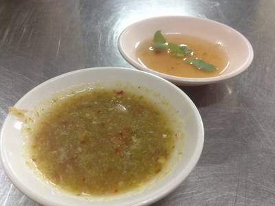 น้ำจิ้มที่ว่าไม่ค่อยเด็ดเท่าไหร่ ที่ ร้านอาหาร เอลวิส สุกี้ (ฮะเซ่งฮวด) ซอยยศเส