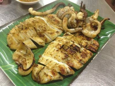 ปลาหมึกย่าง (200.-) ที่ ร้านอาหาร เอลวิส สุกี้ (ฮะเซ่งฮวด) ซอยยศเส