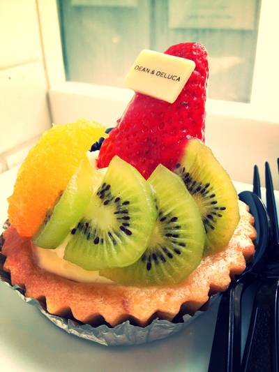 ฟรุตทาร์ต. เหมาะกับหน้าร้อน กินแล้วสดชื่นดี ที่ ร้านอาหาร Dean & Deluca Park Venture