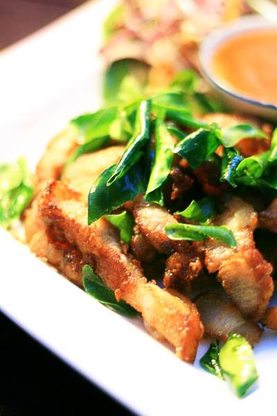 หมูทอดเสวนา ออกแนวกับแกล้ม ที่ ร้านอาหาร เสวนาพาเพลิน (Sewana Paploen Cafe)