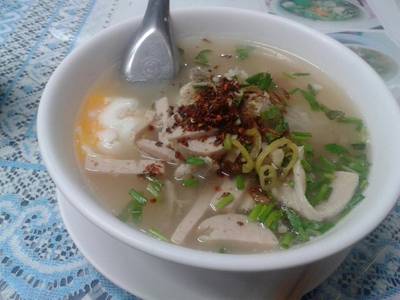 ข้าวเปียกกระดูกหมู ที่ ร้านอาหาร เลยดานัง