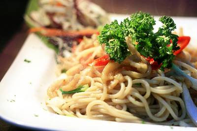 สปาเก็ตตี้กากหมู ที่ ร้านอาหาร เสวนาพาเพลิน (Sewana Paploen Cafe)