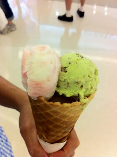 ไอติมพิชทาชิโอ และโยเกิร์ต ที่ ร้านอาหาร The Oriental Shop Siam Paragon
