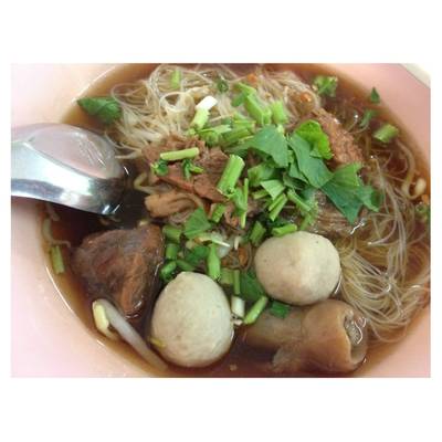 เส้นหมี่ลูกชิ้นเนื้อเปื่อย ที่ ร้านอาหาร ก๋วยเตี๋ยวเนื้อไดมารู