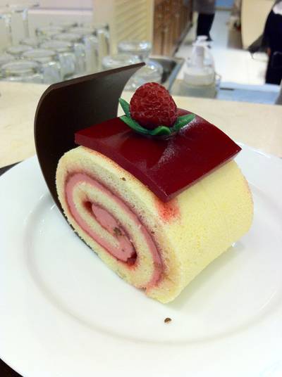 สตรอเบอรี่โรล ที่ ร้านอาหาร The Oriental Shop Siam Paragon
