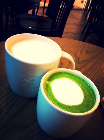 ลาเต้ร้อน & ชาเขียวร้อน ที่ ร้านอาหาร Starbucks Siam Paragon