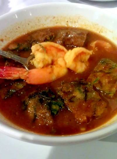 แกงส้มชะอมกุ้ง ที่ ร้านอาหาร Anna & Charlie's Cafe