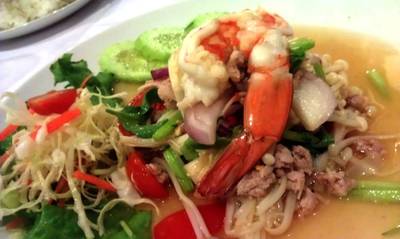 ยำเห็ดเข็มทองกุ้งสด ที่ ร้านอาหาร Anna & Charlie's Cafe