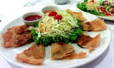 กุ้งกระเบื้อง ทานคู่กับน้ำจิ้มบ๊วย ที่ ร้านอาหาร Anna & Charlie's Cafe