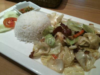 ข้าวราดกะหล่ำผัดเบคอน ที่ ร้านอาหาร บ้านหญิง Terminal 21