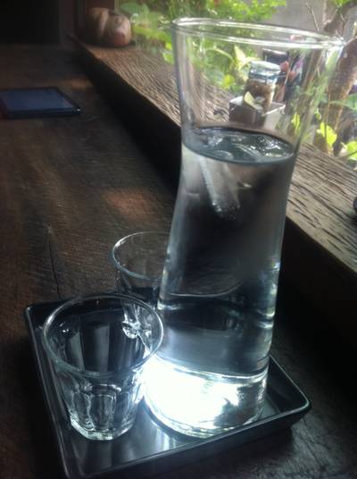 น้ำดื่ม แก้กาแฟติดคอ ที่ ร้านอาหาร Aka Ama Coffee