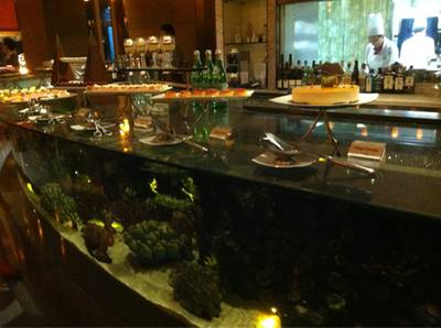 ตู้ปลามุมโปรดเด็กๆ ที่ ร้านอาหาร The World Centara Grand Hotel