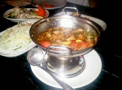  ส้มตำคอหมูย่างหม้อไฟ ที่ ร้านอาหาร Waterside Resort Restaurant