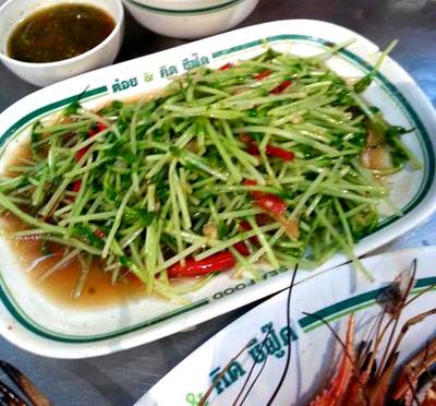 ผัดโต้วเหมี่ยว กรอบ กรุบๆ ที่ ร้านอาหาร ต๋อย & คิด ซีฟู้ด