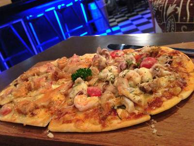 Pizzaคาโบนาร่าหมูกรอบและต้มยำทะเล ที่ ร้านอาหาร Kitchen & More than I can say