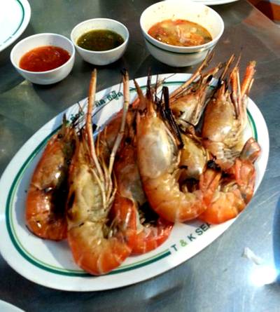 กุ้งเผา ตัวโตๆ เนื้อแน่น เต็มปากเต็มคำ ที่ ร้านอาหาร ต๋อย & คิด ซีฟู้ด