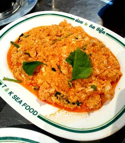 ปูผัดผงกะหรี่ อร่อยขึ้นชื่อ ที่ ร้านอาหาร ต๋อย & คิด ซีฟู้ด