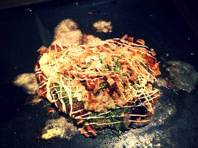 โอโคโนมิยากิค่ะเราเพิ่มชีสโรยหน้าสะใจมากก ที่ ร้านอาหาร AI Japanese Village Terminal 21