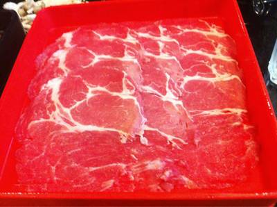 ถาดสีแดง เป็นหมู ที่ ร้านอาหาร Evaime Shabu Shabu Siam Discovery Center