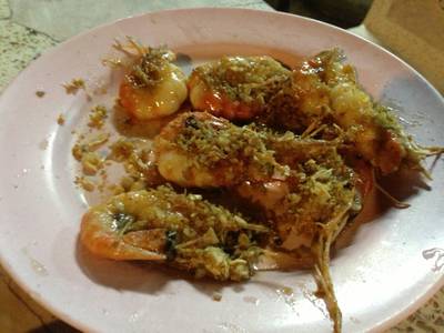 กุ้งทอดกระเทียม ที่ ร้านอาหาร ชายเล