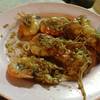 กุ้งทอดกระเทียม ที่ ร้านอาหาร ชายเล