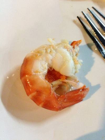 กุ้งเนื้อแน่นๆ แถมมีไข่เต็ม ที่หัวมันเยิ้มๆ ที่ ร้านอาหาร ชายเล