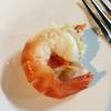กุ้งเนื้อแน่นๆ แถมมีไข่เต็ม ที่หัวมันเยิ้มๆ ที่ ร้านอาหาร ชายเล