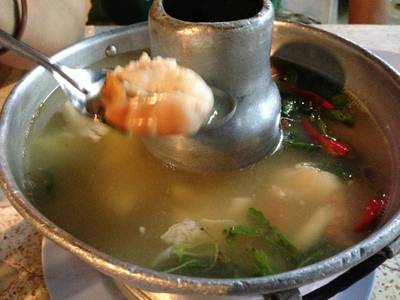 ยำโป๊ะแตก จานนี้ 80 บาทฟินสุดๆ ได้ทั้งกุ้ง หมึก ปู ที่ ร้านอาหาร ชายเล