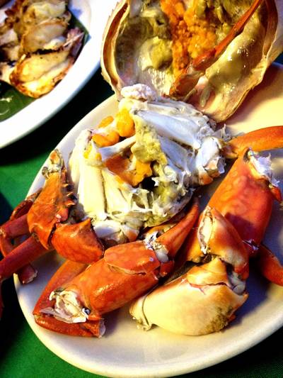 ปูไข่นึ่ง กินกับน้ำจิ้มซีฟู้ด ที่ ร้านอาหาร บ้านอิสระ