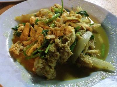 ปูผัดผงกะหรี่ ที่ ร้านอาหาร ชายเล