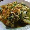 ปูผัดผงกะหรี่ ที่ ร้านอาหาร ชายเล