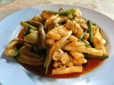 หมึกผัดไข่เค็ม ที่ ร้านอาหาร ชายเล