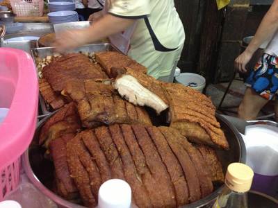 หมูกรอบคร้าบบ ที่ ร้านอาหาร ก๋วยจั๊บ อ้วนโภชนา