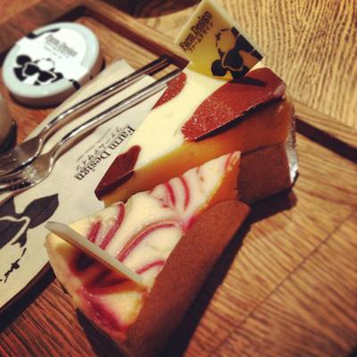 Choco Moooo Cheesecake and Berry Cheesecake ที่ ร้านอาหาร Farm Design Terminal 21