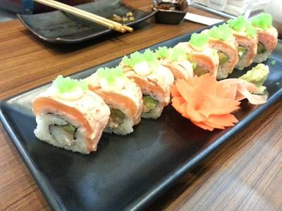 Salmaon roll 300 บาท ไข่กุ้งสีเขียว รสชาติอ่อนๆ มีรสเผ็ดนิดๆ ที่ ร้านอาหาร Tororo Sushi