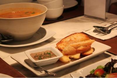 ขนมปังตับบด ต้มยำทะเล ที่ ร้านอาหาร Flow Restaurant & Bar