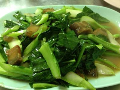 คะน้าหมูกรอบ ที่ ร้านอาหาร ตั้งเล่าหยี
