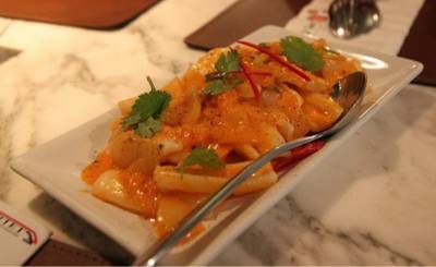 ปลาหมึกผัดไข่เค็ม ที่ ร้านอาหาร Flow Restaurant & Bar