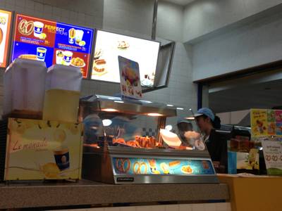 พนักงานยิ้มหวานทุกคนค่ะ ที่ ร้านอาหาร Auntie Anne's กาดสวนแก้ว ชั้น G