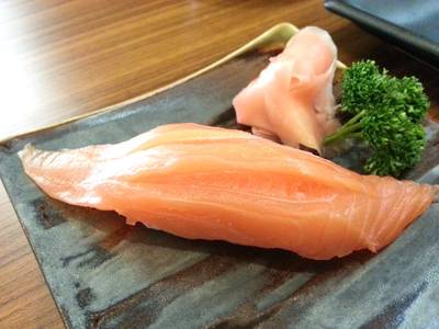 แซลม่อนชิ้นใหญ่ดี 50 บาท ที่ ร้านอาหาร Tororo Sushi