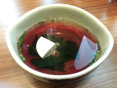 น้ำซุป ถ้วยสวย รสชาติเรียบง่าย กลมกล่อม ไม่เค็ม ที่ ร้านอาหาร Tororo Sushi